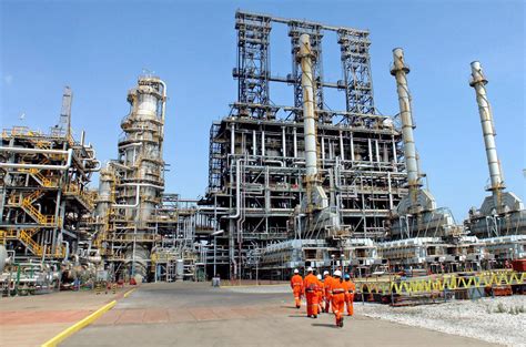 Нефтеперерабатывающий завод (НПЗ) .
